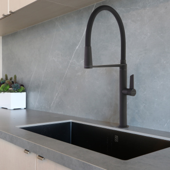 Смеситель для кухни Ramonsoler Kitchen с магнитным держателем и гибким изливом magnet чёрный 388801MCNM