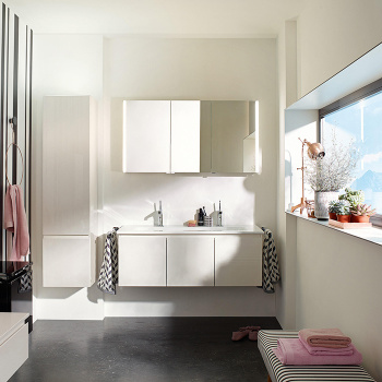 BurgBad Bel База с керамическим умывальником 123х49.5х50.2см с 2 отв под смеситель, 3 дверки, ручки выемки, цвет: белый глянцевый F0590  подвесной, с зеркальным шкафом с подсветкой SPFV120L