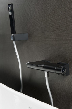 Смеситель термостатический Ramonsoler Arola для ванны с каскадным изливом и душевым комплектом черный 2639KNM